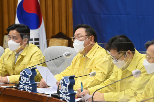김태년 민주당 원내대표가 18일 국회에서 열린 정책조정회의에서 발언하고 있다. 연합뉴스